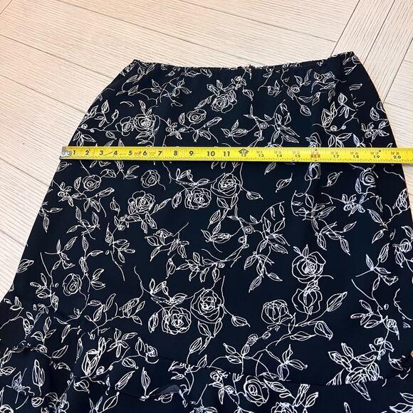 Floral print zip closure w/ elastic waist knee length skirt with ruffle trim. 12 - Picture 4 of 9